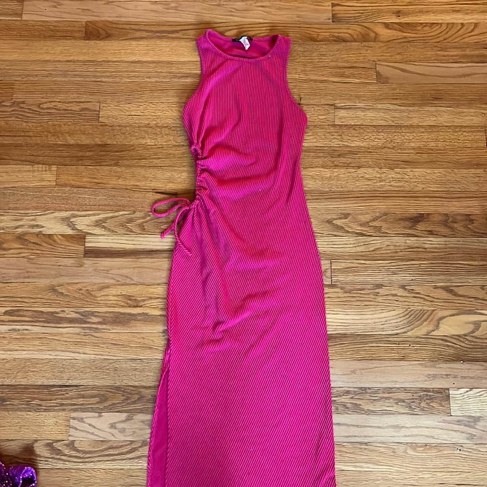 Pink ribbed long dress, with opening on one side. S